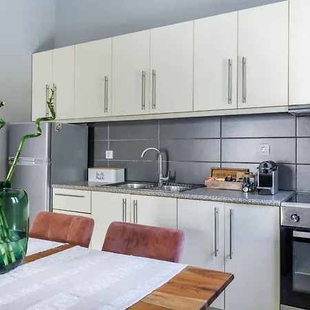 Ninemia Apartman Szkópelosz